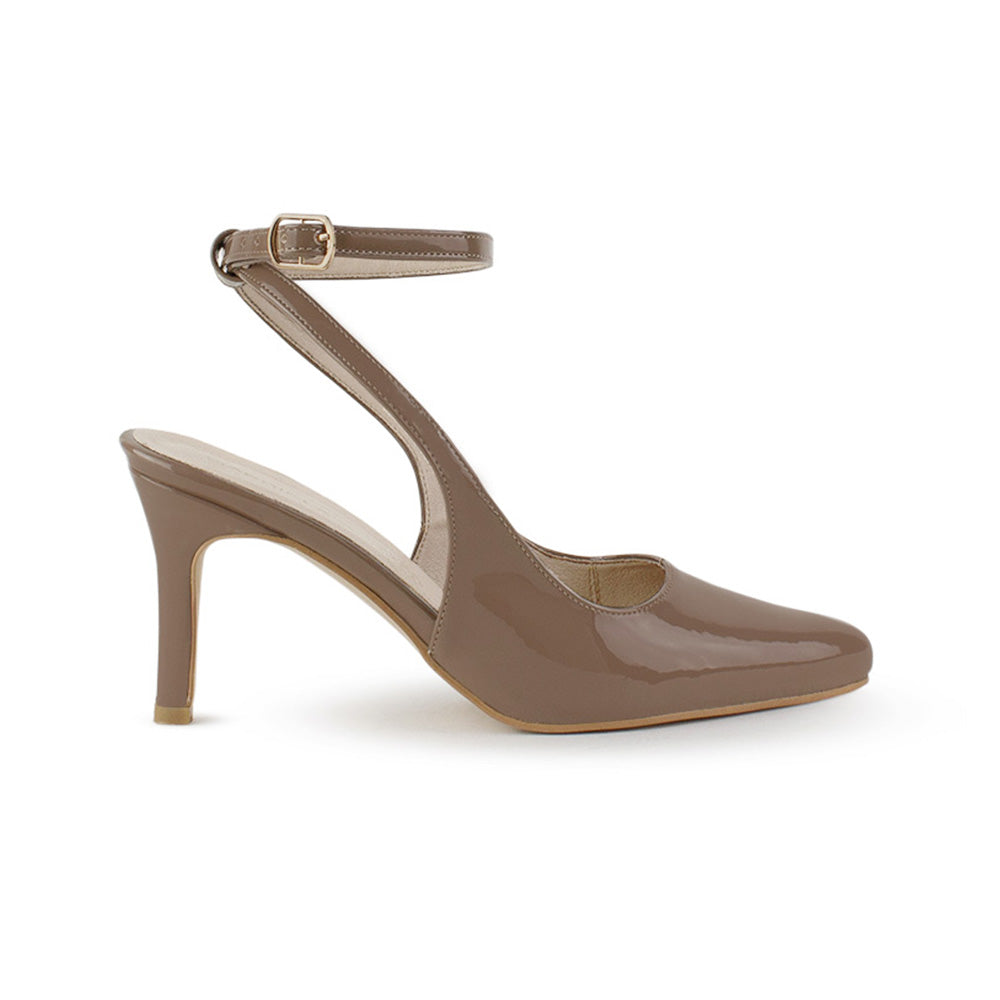 Vista lateral de zapatilla café para mujer con pulsera ajustable punta fina  y tacón delgado medio de 9cm