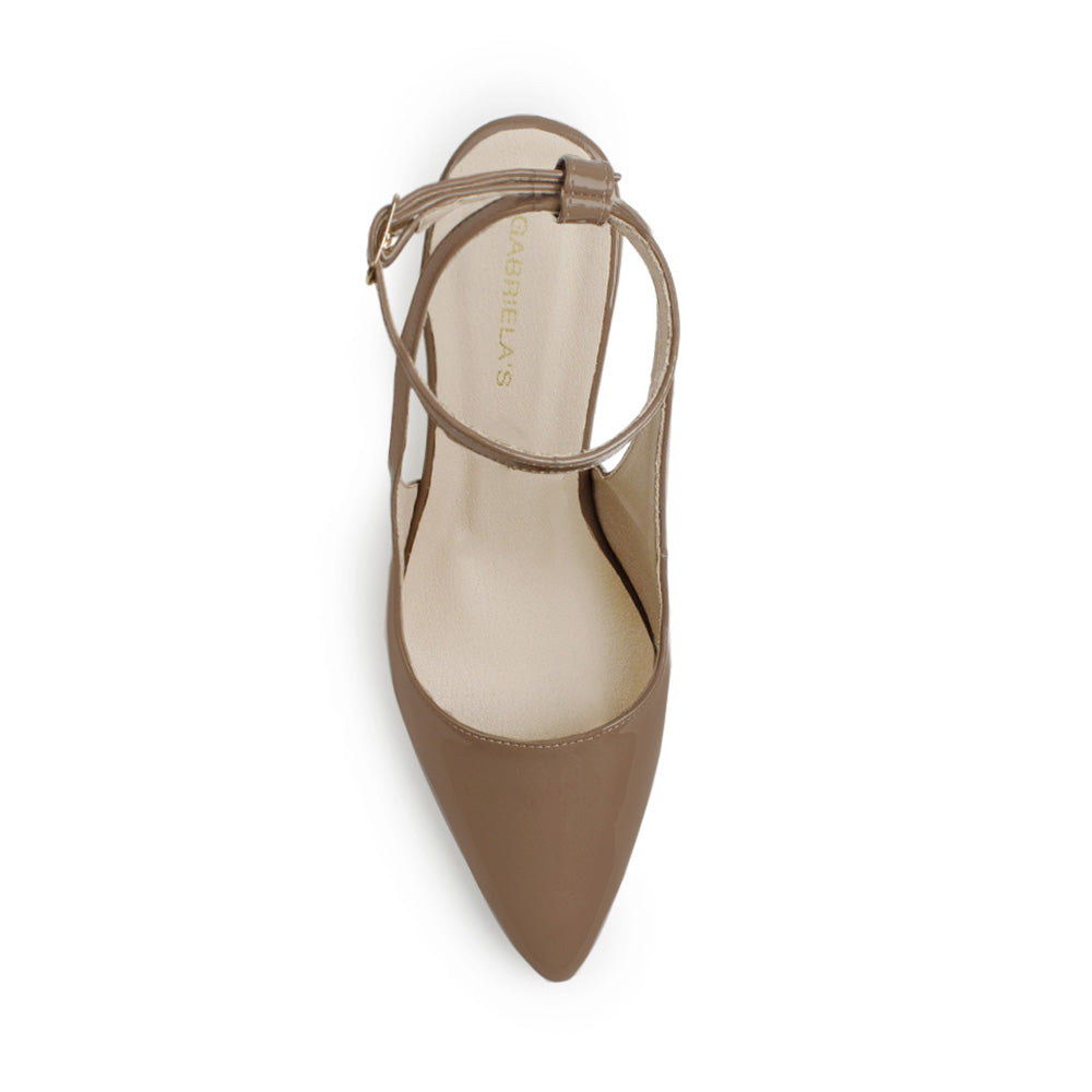 Vista superior de zapatilla destalonada café para mujer con punta fina y pulsera al tobillo ajustable