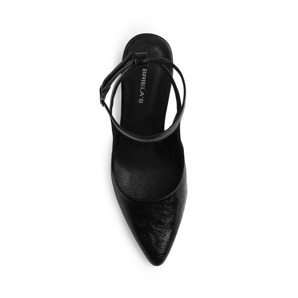 Vista superior de zapatilla destalonada negra para mujer con punta fina y pulsera al tobillo ajustable