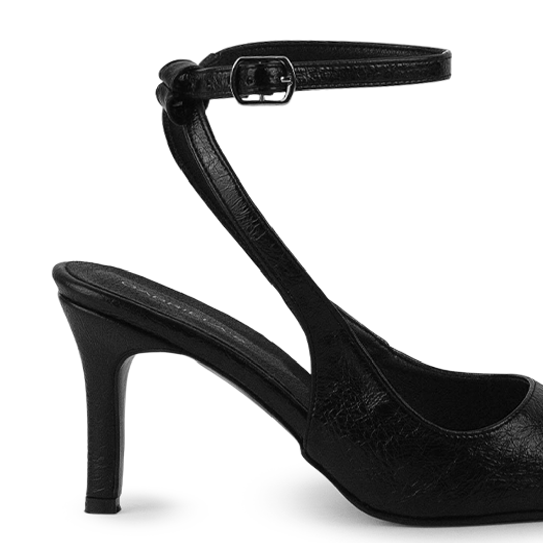 Vista trasera de tacón delgado de 9cm en zapatilla destalonada para mujer con  pulsera ajustable al tobillo en color negro