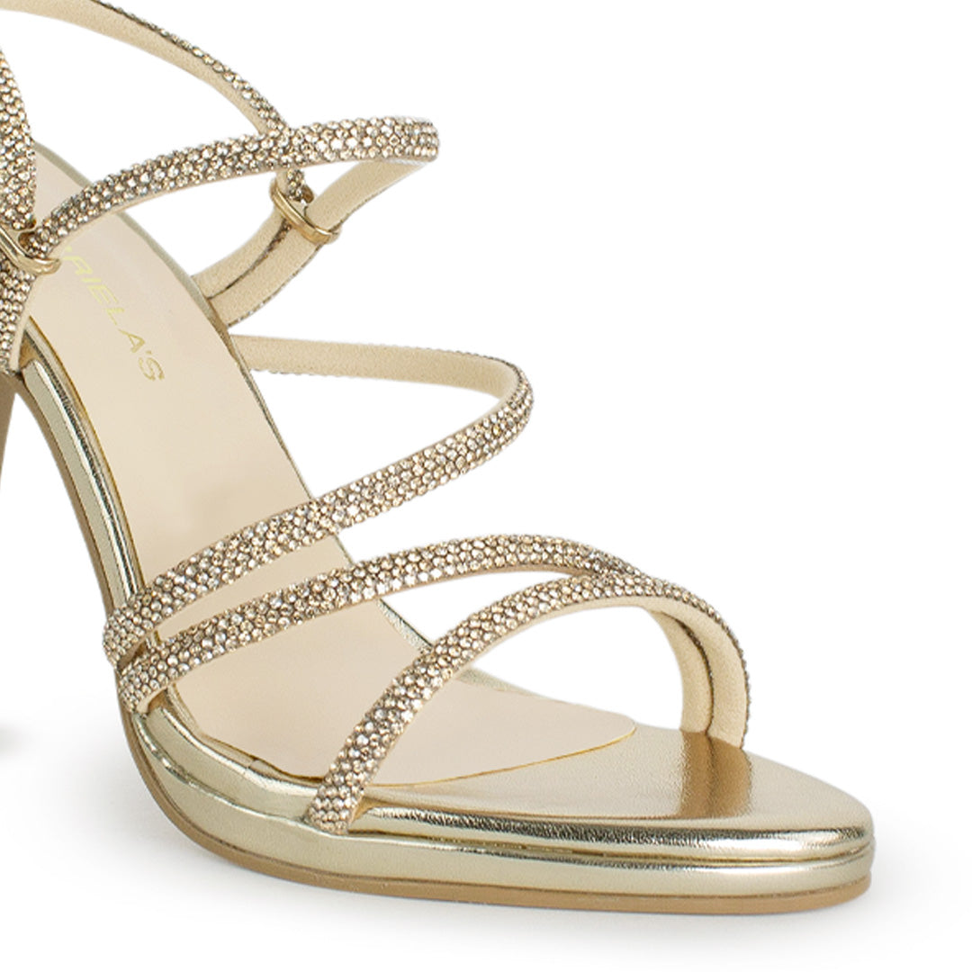 Vista a detalle de zapatilla oro para mujer con tiras de pedrería y tacón medio de 10cm