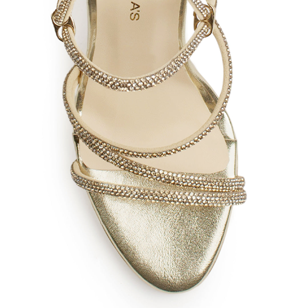 Vista de material sintético en zapatilla oro para mujer con pedreria y tacón de 10cm