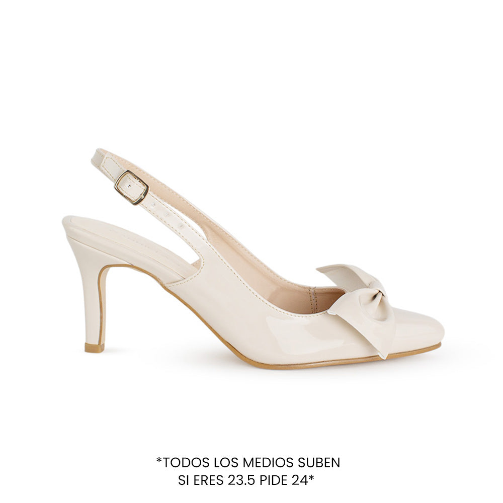 Vista superior de zapatilla beige destalonada para mujer con un moño en punta fina cerrada y tacón delgado de 8cm tipo stiletto 