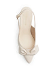 Vista superior de zapatilla beige destalonada tipo stiletto para mujer con punta fina cerrada y moño elegante