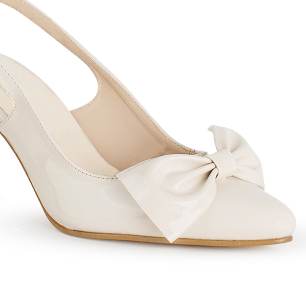 Vista a detalle de moño liso en punta fina cerrada en zapatilla beige para mujer
