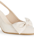 Vista a detalle de moño liso en punta fina cerrada en zapatilla beige para mujer