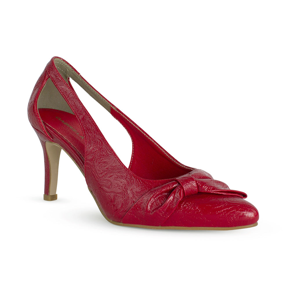 vista diagonal de zapatillas rojas para dama puntales con moño y tacón medio 8cm