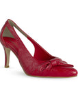 vista diagonal de zapatillas rojas para dama puntales con moño y tacón medio 8cm