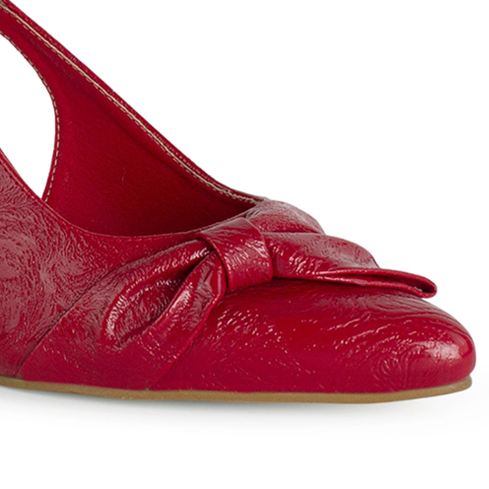 detalle del material charol en las zapatillas rojas para dama puntales con tacón medio 8cm 