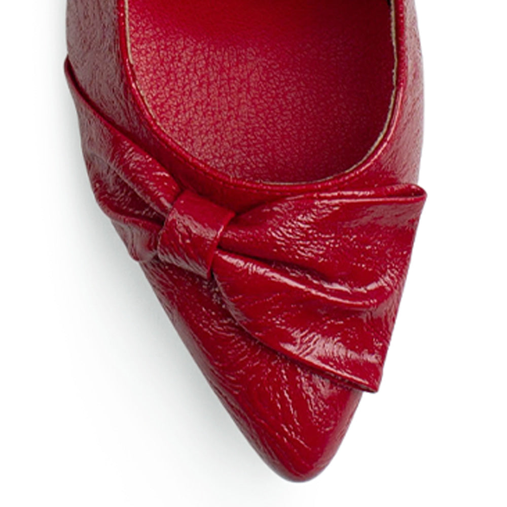 vista del detalle en el moño de las zapatillas rojas de charol para dama con tacón medio 8cm 