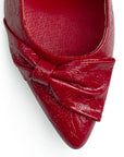 vista del detalle en el moño de las zapatillas rojas de charol para dama con tacón medio 8cm 