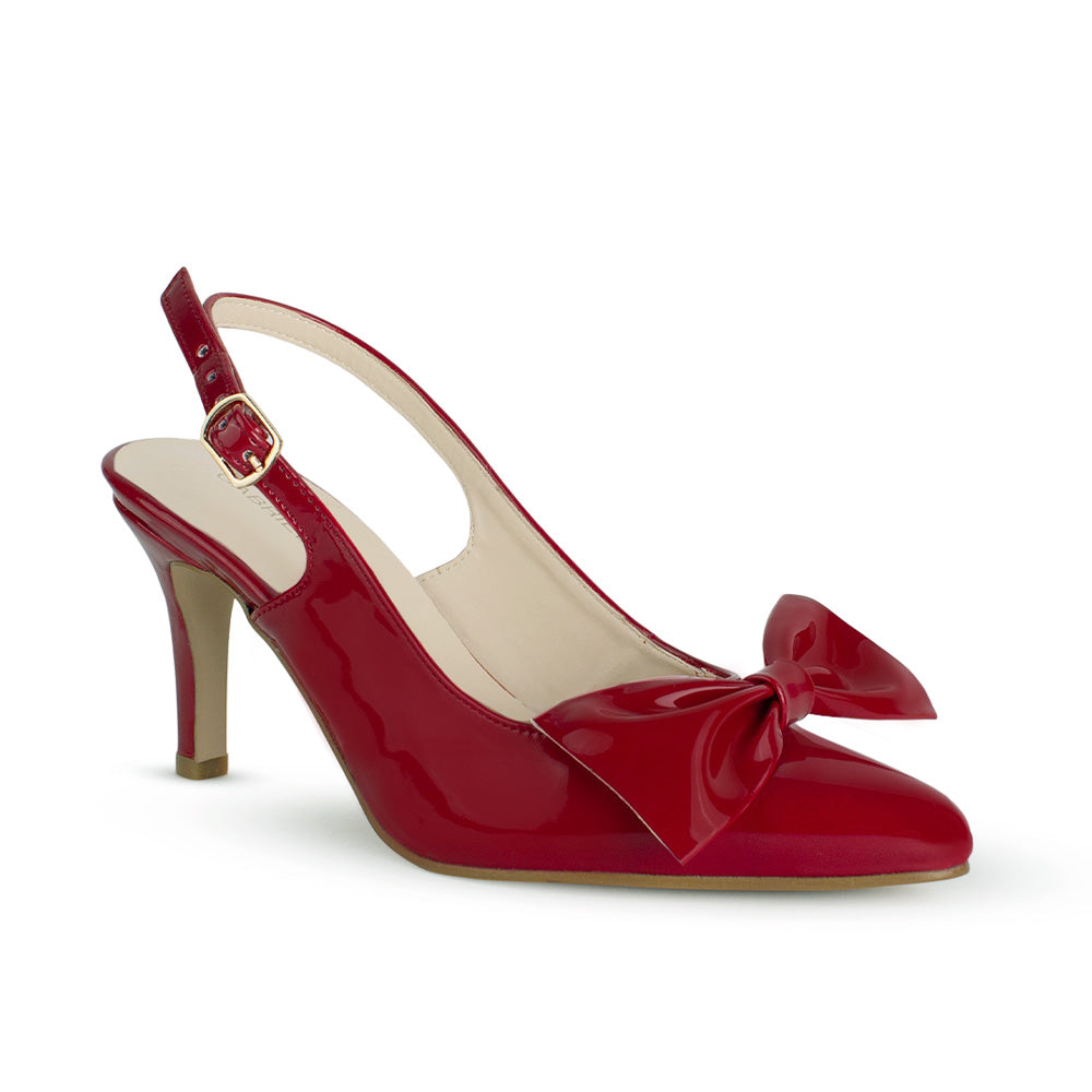 Vista diagonal de zapatilla roja tipo stiletto para mujer con moño en punta fina y tacón delgado de 8cm 