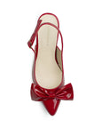 Vista superior de zapatilla roja destalonada tipo stiletto para mujer con punta fina cerrada y moño elegante
