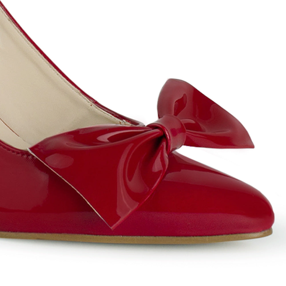 Vista a detalle de moño liso en punta fina cerrada en zapatilla roja para mujer