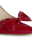 Vista a detalle de moño liso en punta fina cerrada en zapatilla roja para mujer