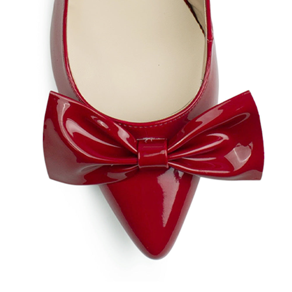 Vista de material charol en zapatilla destalonada tipo stiletto para mujer con moño en punta fina cerrada de tacón delgado de 8cm en color rojo