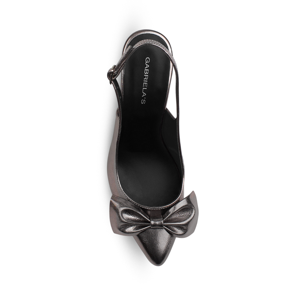 Vista superior de zapatilla gris destalonada tipo stiletto para mujer con punta fina cerrada y moño elegante