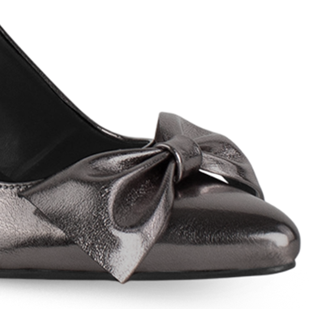 Vista a detalle de moño liso en punta fina cerrada en zapatilla gris para mujer