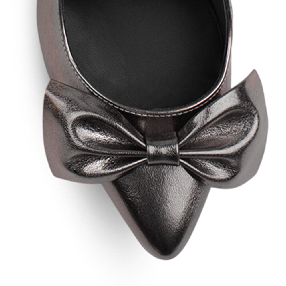 Vista de material sintético en zapatilla destalonada tipo stiletto para mujer con moño en punta fina cerrada de tacón delgado de 8cm en color gris 