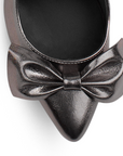 Vista de material sintético en zapatilla destalonada tipo stiletto para mujer con moño en punta fina cerrada de tacón delgado de 8cm en color gris 