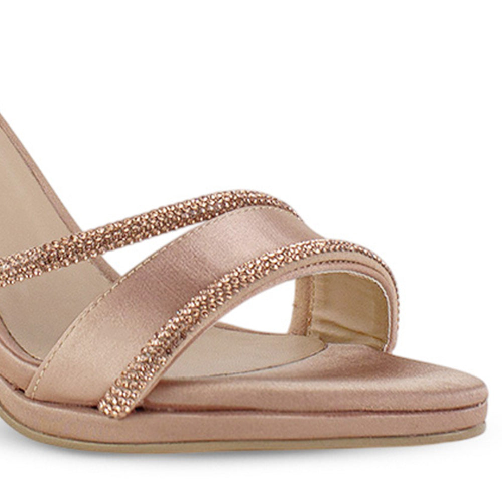 detalle del material shantung en zapatillas oro rosa de fiesta para dama con tiras de pedrería y pulsera ajustable al tobillo  