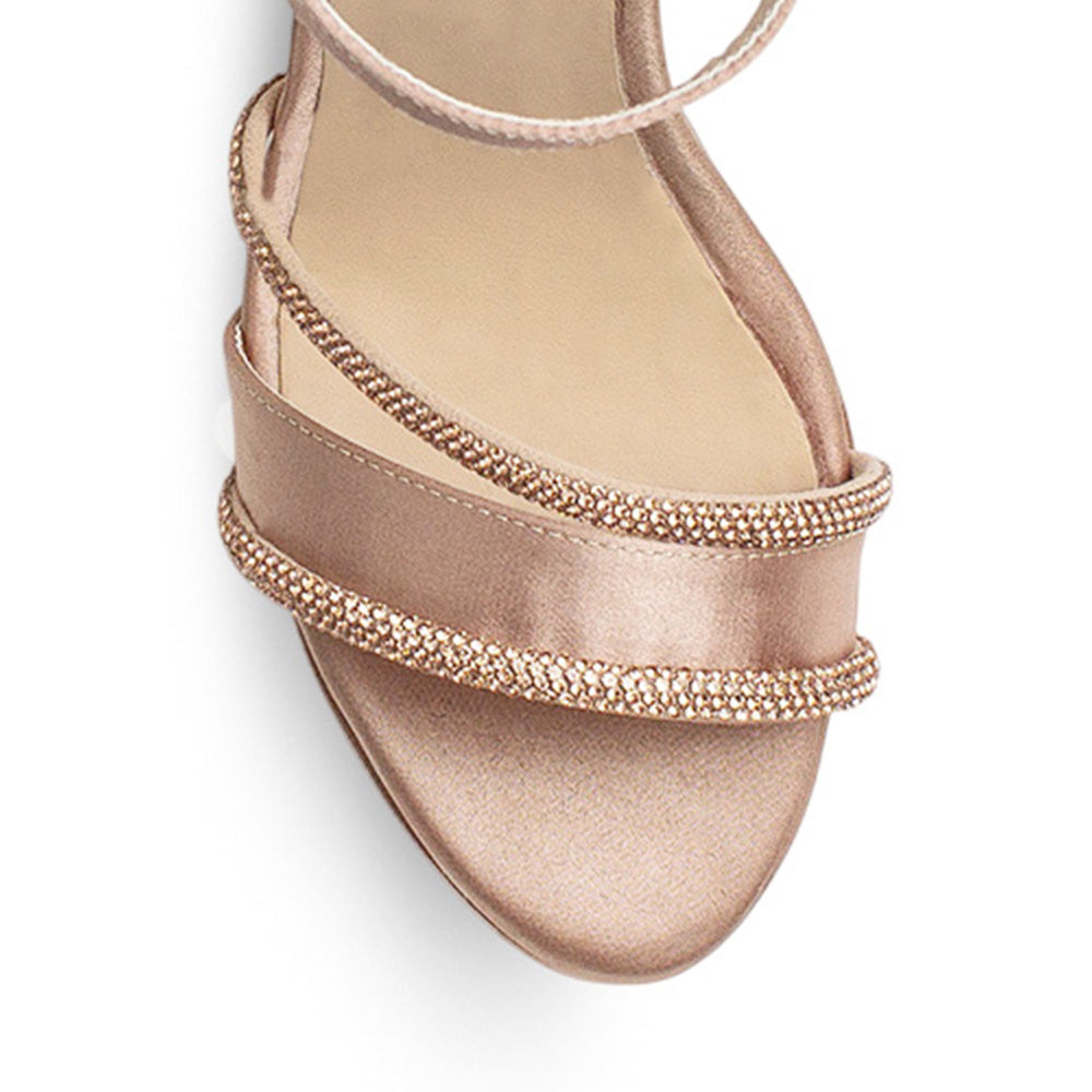 vista del detalle en tiras delgadas de pedrería en las zapatillas oro rosa de fiesta para dama con tacón medio 10 cm 
