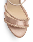 vista del detalle en tiras delgadas de pedrería en las zapatillas oro rosa de fiesta para dama con tacón medio 10 cm 