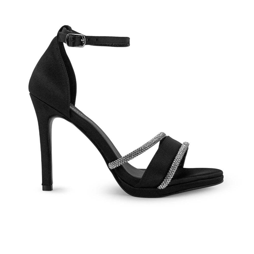 vista lateral de zapatillas negras para dama con tiras delgadas de pedrería y tacón medio 10 cm 