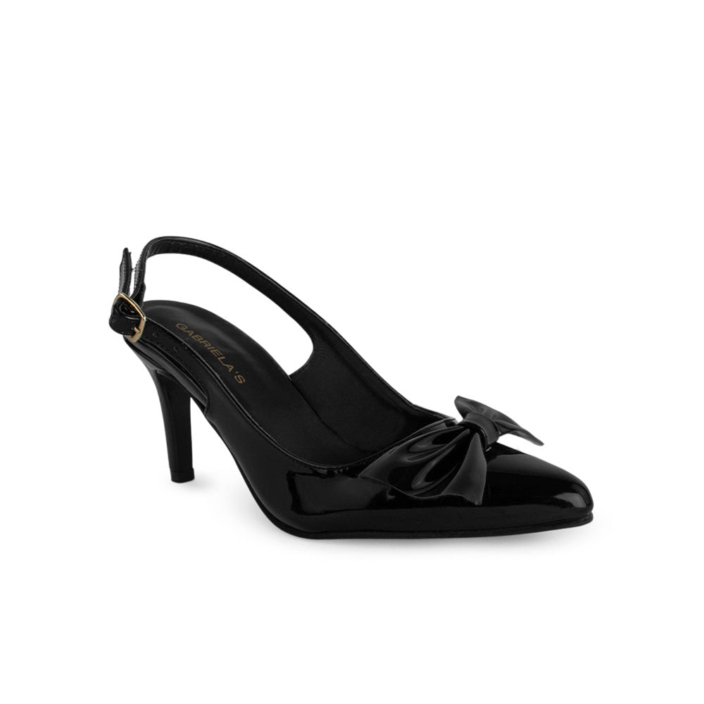 Vista diagonal de zapatilla negra tipo stiletto para mujer con moño en punta fina y tacón delgado de 8cm 