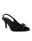 Vista diagonal de zapatilla negra tipo stiletto para mujer con moño en punta fina y tacón delgado de 8cm 