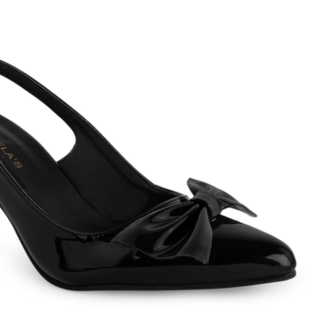 Vista a detalle de moño liso en punta fina cerrada en zapatilla negra para mujer