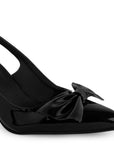 Vista a detalle de moño liso en punta fina cerrada en zapatilla negra para mujer