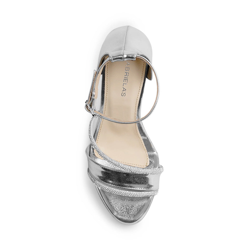 vista superior de zapatillas de fiesta plateadas para dama con tiras de pedrería y tacón medio 10 cm  