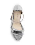 vista superior de zapatillas de fiesta plateadas para dama con tiras de pedrería y tacón medio 10 cm  