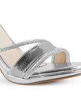 detalle del material sintético en zapatillas plateadas de fiesta para dama con tiras de pedrería y pulsera ajustable al tobillo  