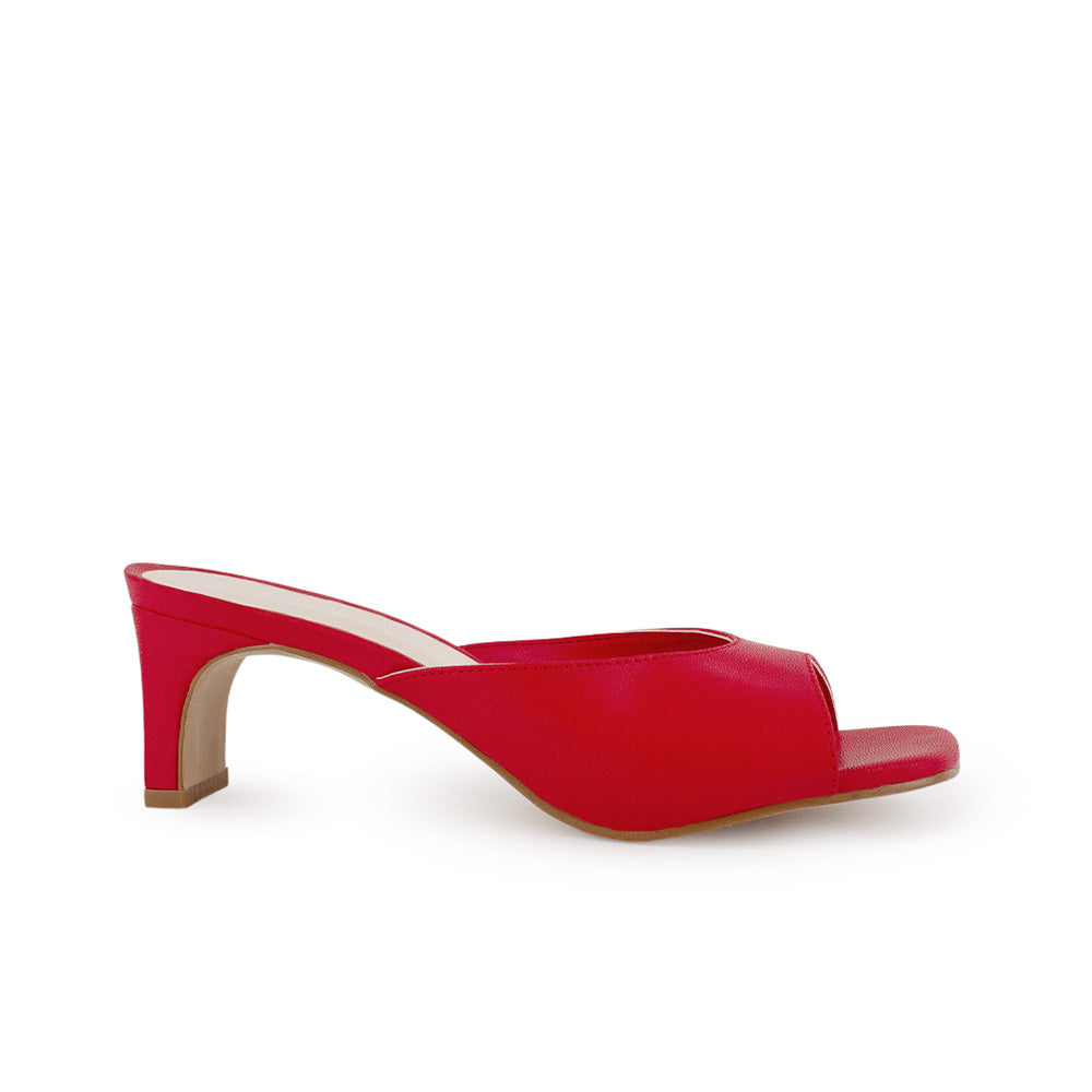 Vista lateral de zapatilla roja para mujer de meter con punta cuadrada y tacón bajo de 6cm