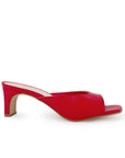 Vista lateral de zapatilla roja para mujer de meter con punta cuadrada y tacón bajo de 6cm