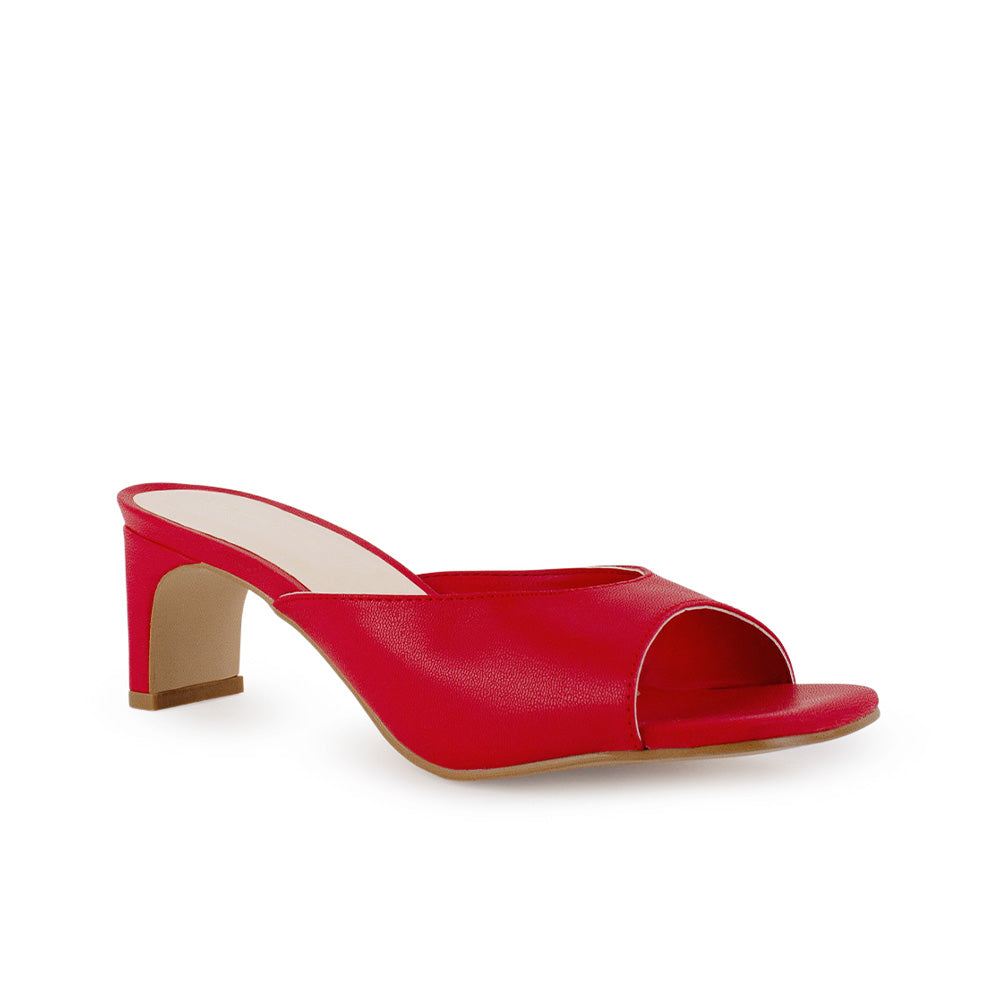 Vista diagonal de zapatilla roja de meter para mujer con punta cuadrada abierta y tacón bajo de 6cm