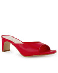 Vista diagonal de zapatilla roja de meter para mujer con punta cuadrada abierta y tacón bajo de 6cm