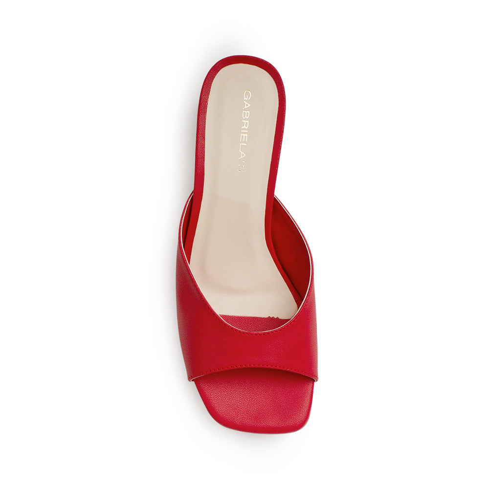 Vista superior de zapatilla roja para mujer de diseño descubierto con punta cuadrada abierta de meter