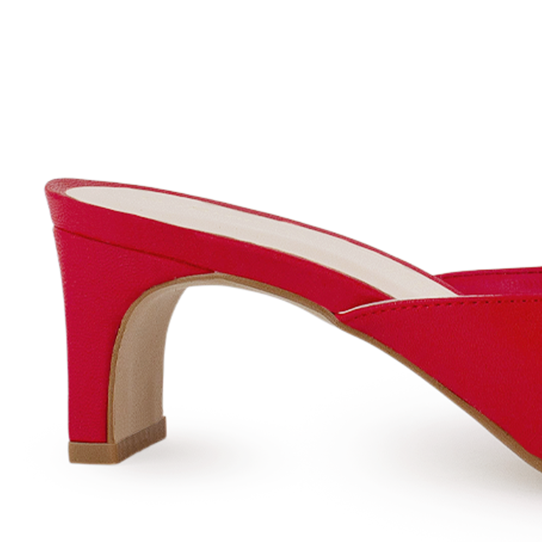 Vista trasera de tacón bajo de 6cm en zapatilla roja para mujer con punta cuadrada abierta de meter
