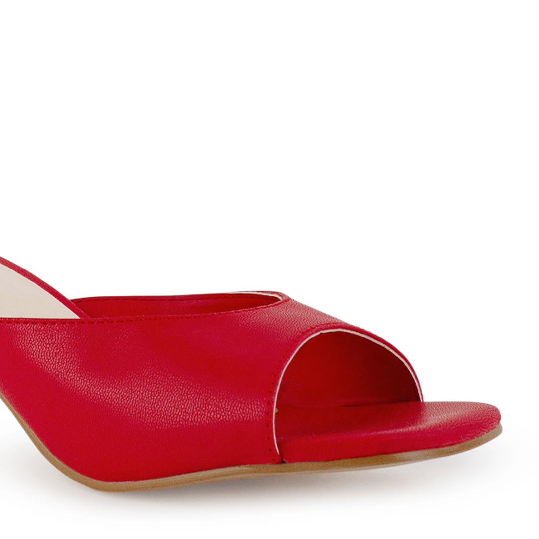 Vista a detalle de punta cuadrada abierta en zapatilla roja para mujer con diseño descubierto de meter con tacón de 6cm