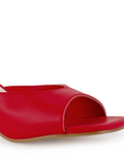 Vista a detalle de punta cuadrada abierta en zapatilla roja para mujer con diseño descubierto de meter con tacón de 6cm