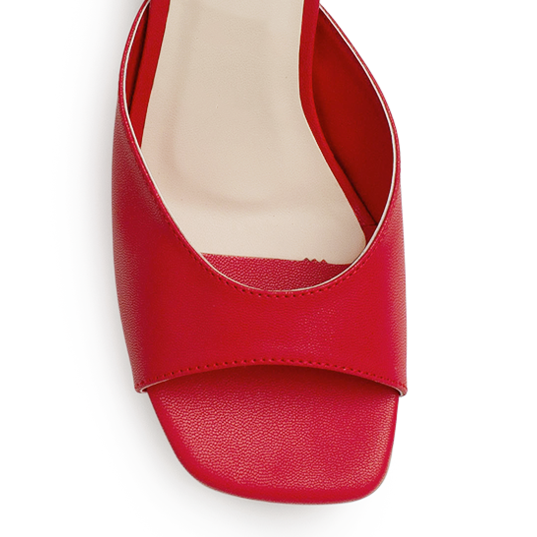 Vista de material cabra sintético en zapatilla roja para mujer con punta abierta cuadrada de meter con tacón bajo de 6cm