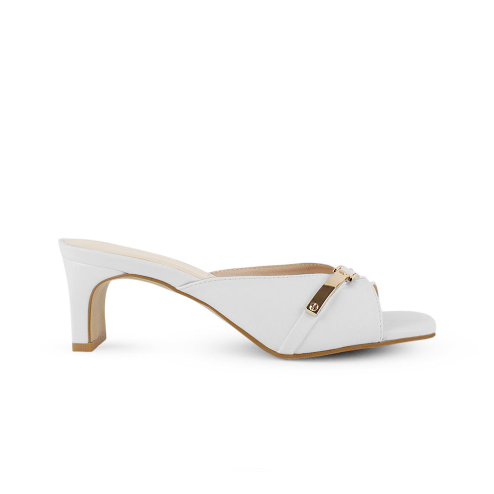 Vista lateral de zapatilla blanca con herraje para mujer de punta cuadrada y tacón 6cm de meter