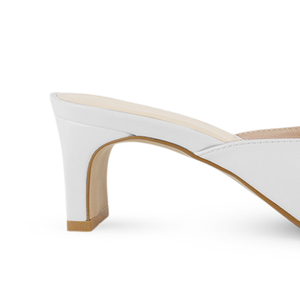 Vista trasera de tacón 6cm en zapatilla blanca para mujer de meter con herraje y punta cuadrada abierta