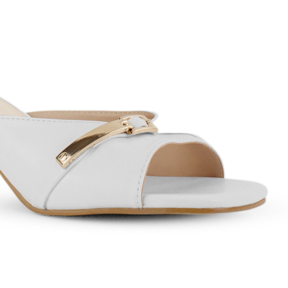 Vista a detalle de herraje punta cuadrada abierta en zapatilla de meter para mujer con tacón 6cm en color blanco
