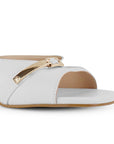 Vista a detalle de herraje punta cuadrada abierta en zapatilla de meter para mujer con tacón 6cm en color blanco
