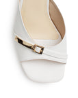 Vista de material sintético en zapatilla blanca de meter para mujer con herraje punta cuadrada y tacón de 6cm