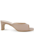 Vista lateral de zapatilla nude para mujer de meter con punta cuadrada y tacón bajo de 6cm